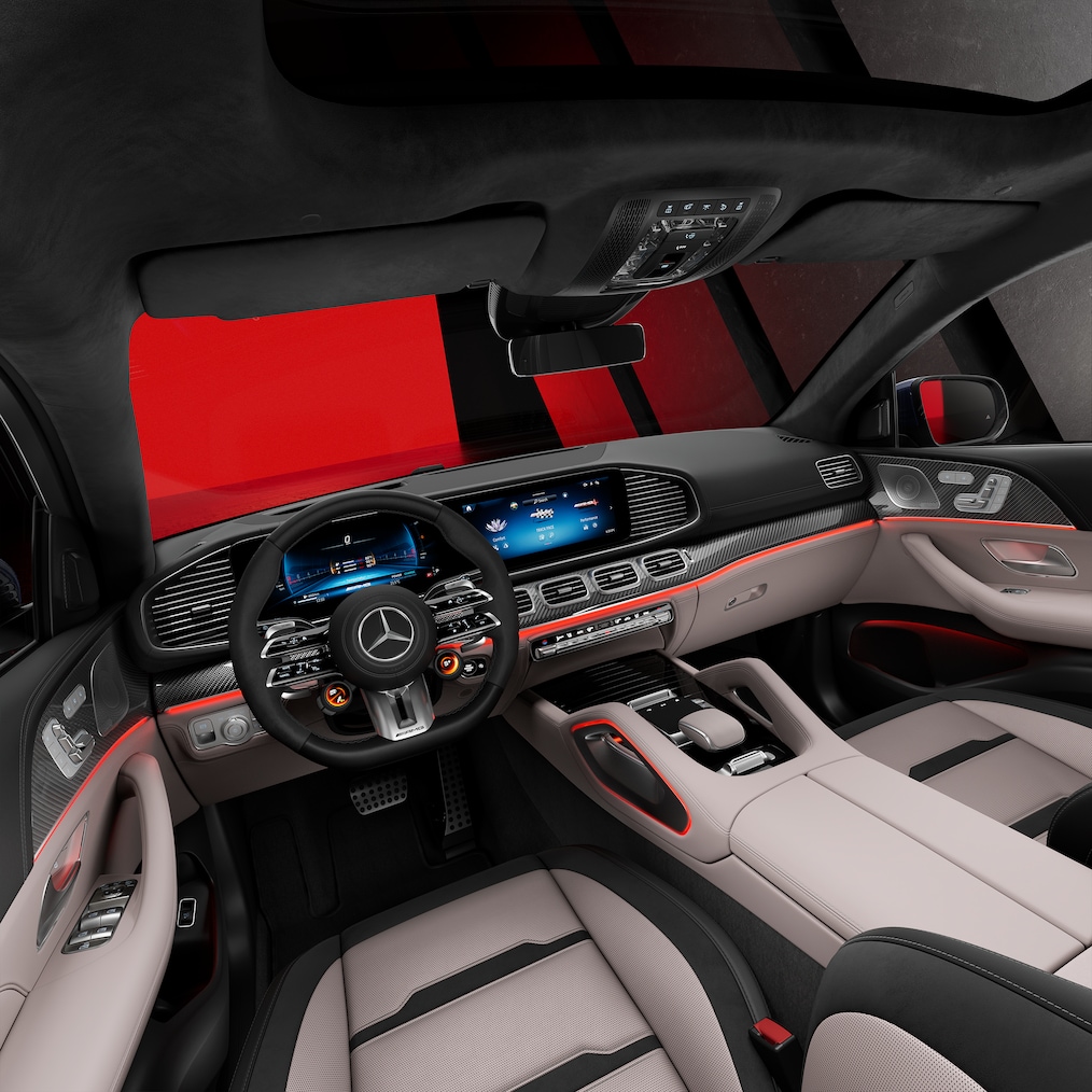 Zijaanzicht van de voorstoelen en cockpit van een Mercedes-AMG GLE Coupé.