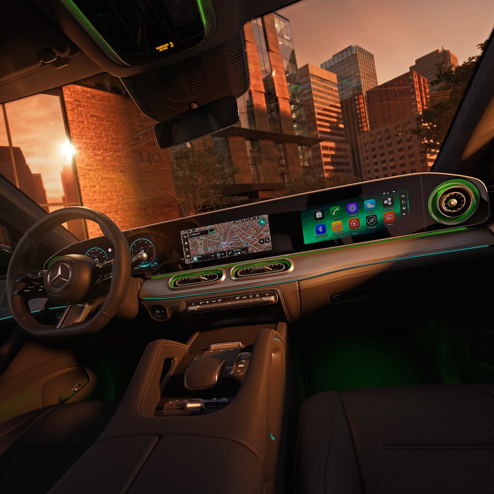 Het dashboard beschikt over de nieuwe meeslepende MBUX Superscreen met drie 31,2 cm (12,3") displays voor gepersonaliseerde informatie en entertainment.