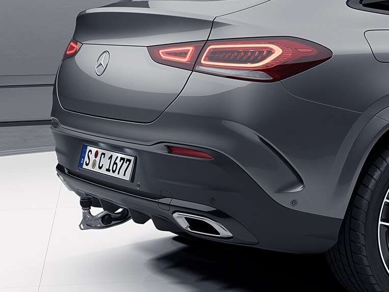 Achteraanzicht van de Mercedes-Benz GLE Coupé met trekhaak.