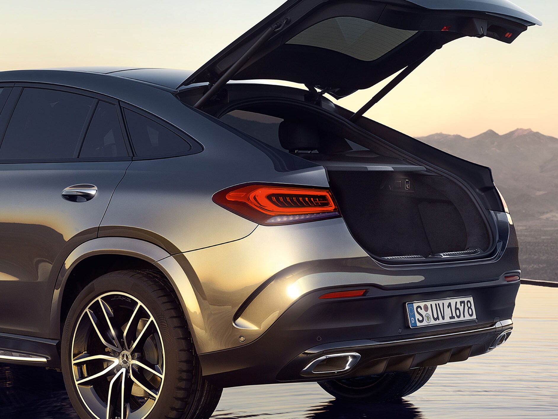De achterzijde van de Mercedes-Benz GLE Coupé met een geopende bagageruimte.