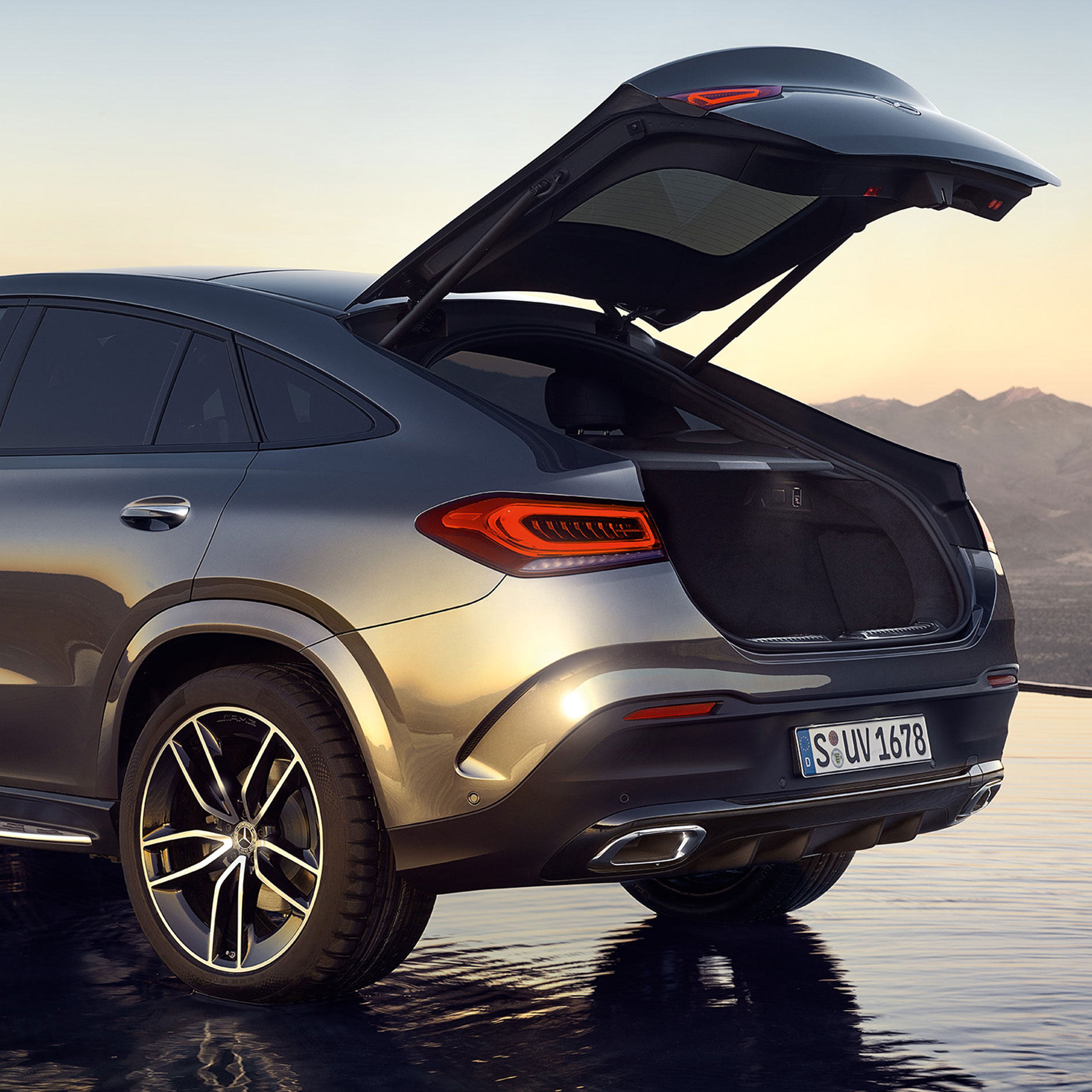 Functionaliteit | GLE Coupé | Mercedes-Benz De achterzijde van de Mercedes-Benz GLE Coupé met een geopende bagageruimte.