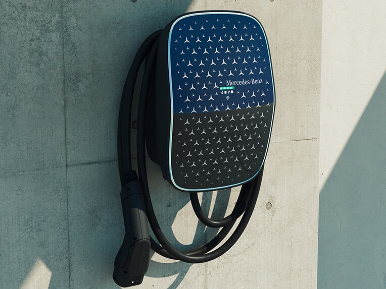 De Mercedes-Benz wallbox bij een grijze muur.