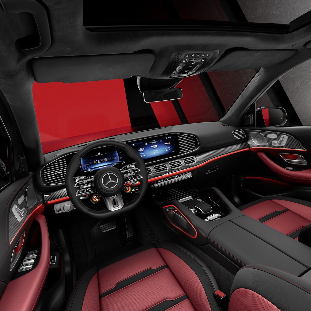 Zijaanzicht van de voorstoelen en cockpit van een Mercedes-AMG GLE SUV.