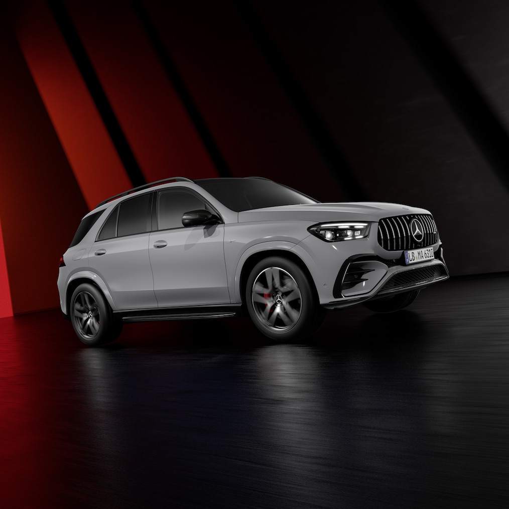 Dynamische voorstelling van een Mercedes-AMG GLE SUV (bestuurder) of alle drie modellen naast elkaar.