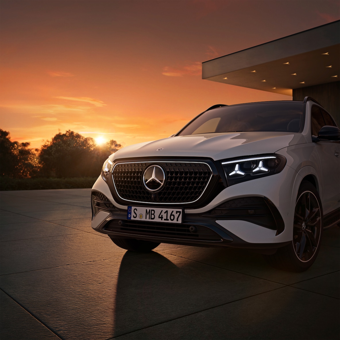 De verlichte omlijsting rond de radiatorgrille en de markante koplampen met sterdesign van de Mercedes-Benz GLE.