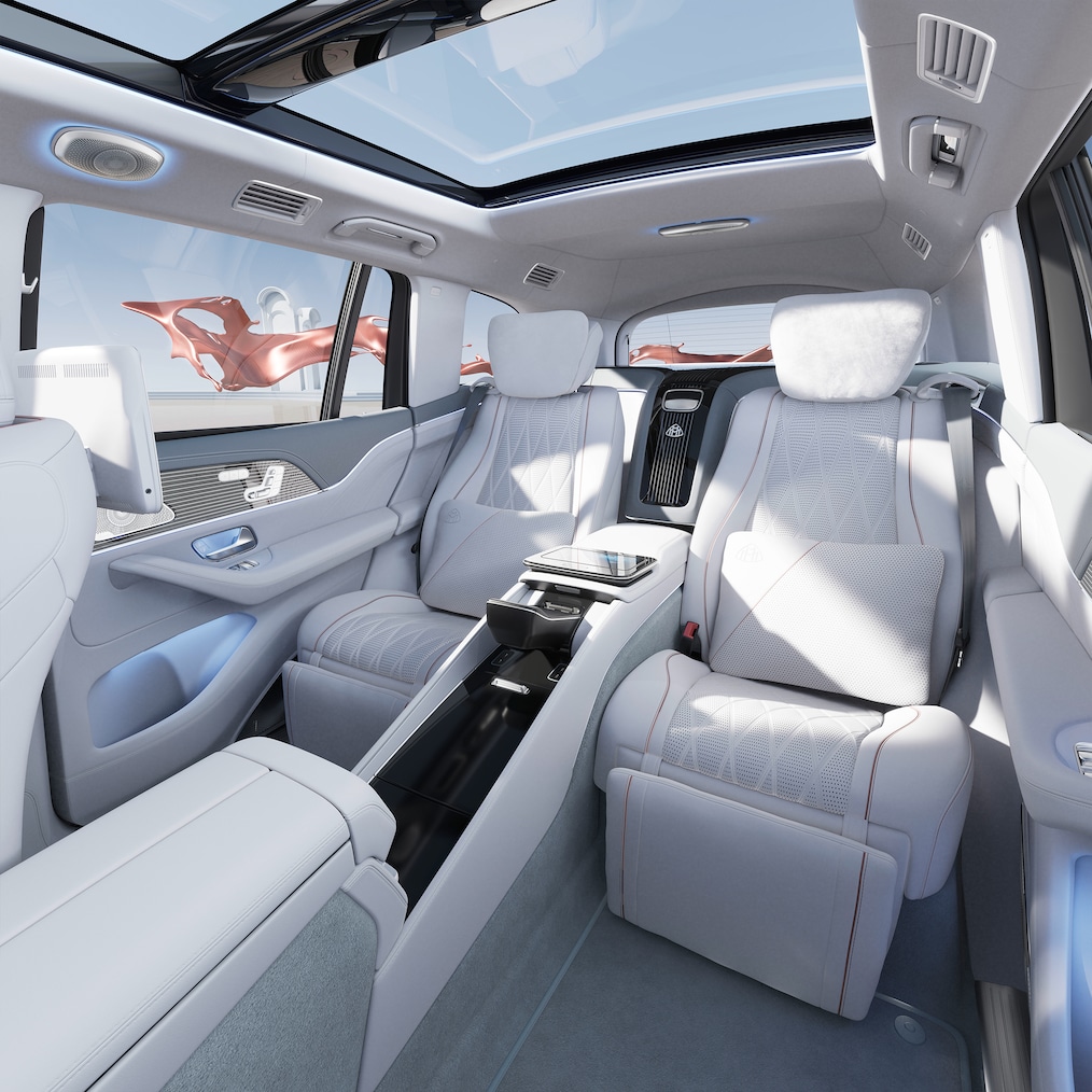 Vooraanzicht op eerste klasse achtercompartiment van de Mercedes-Maybach GLS 600.