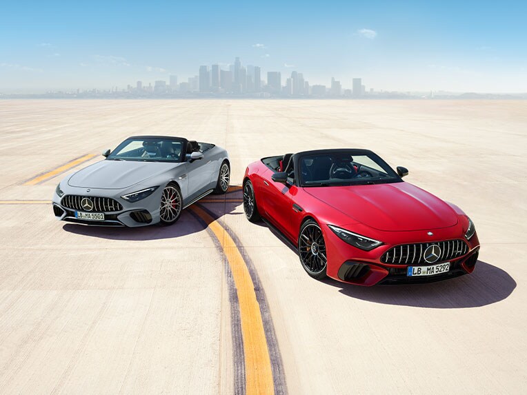 Vooraanzicht van twee Mercedes-AMG SL roadsters.