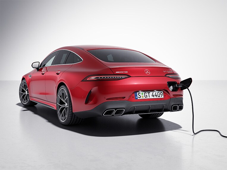 Een Mercedes-AMG wordt opgeladen.