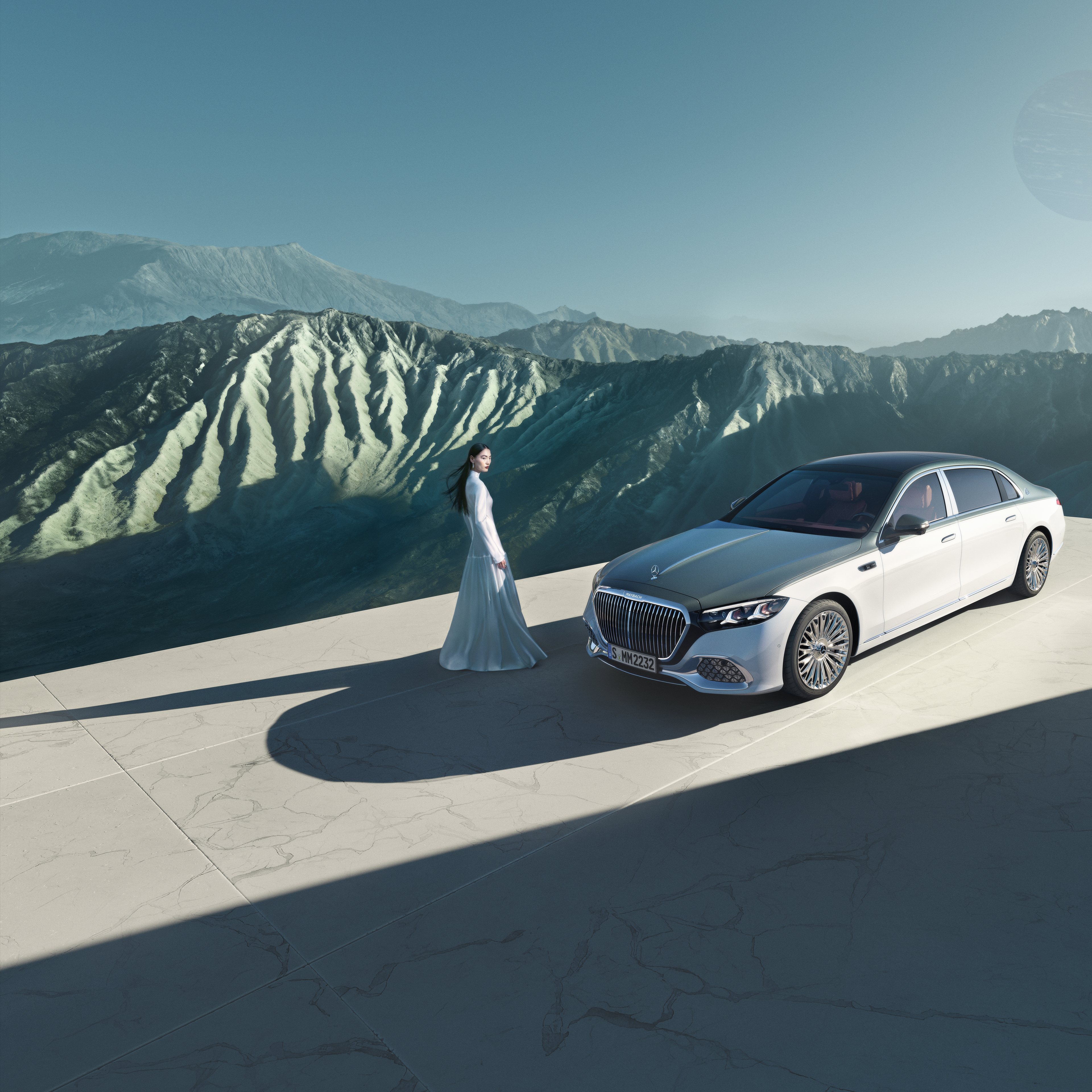 Merk | Mercedes-Maybach Een Mercedes-Maybach met tweekleurenlak, vanuit verschillende perspectieven.