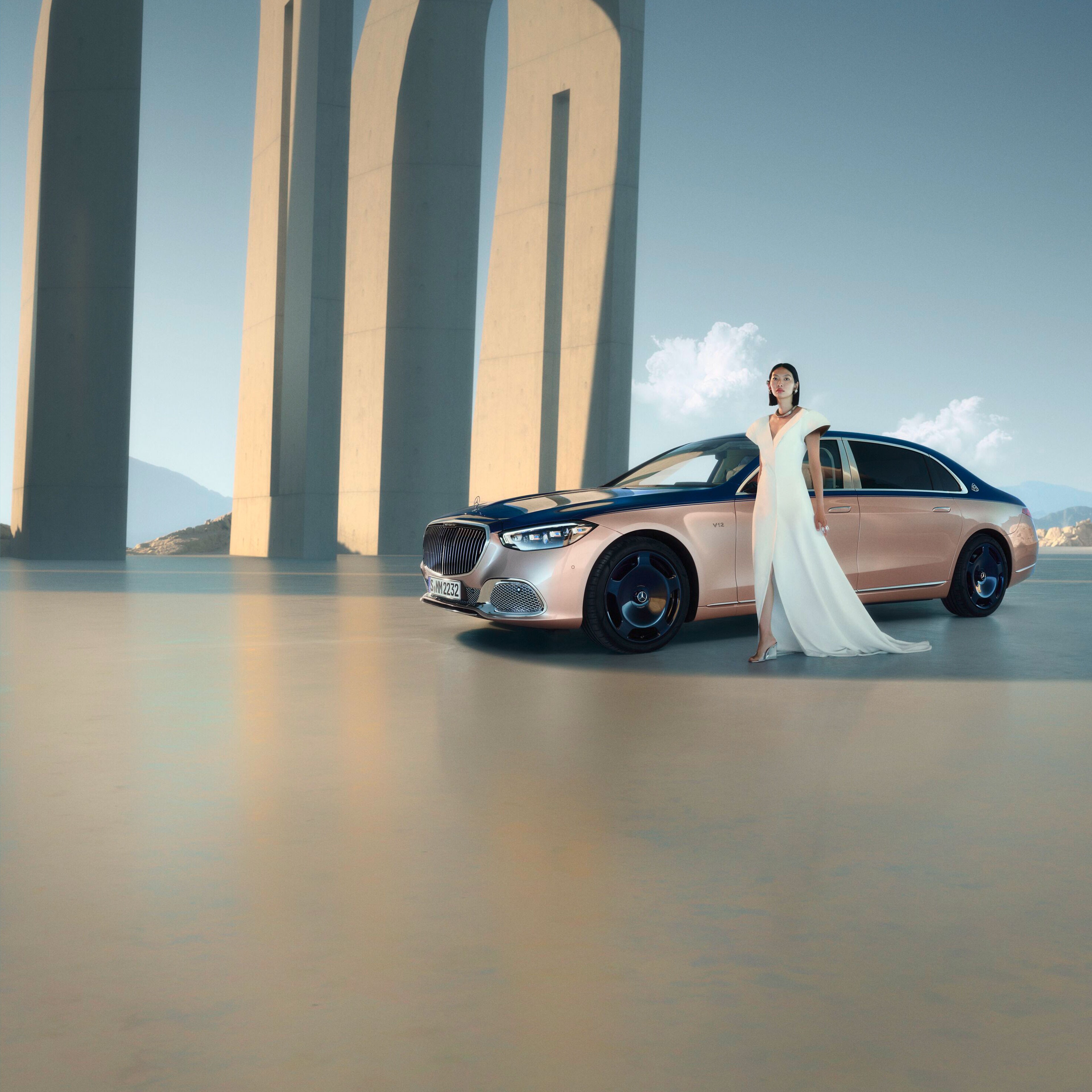 Verschillende aanzichten van een Mercedes-Maybach model met tweekleurenlak.
