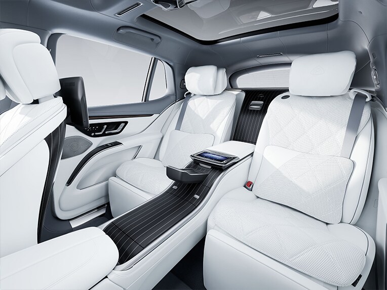 Achtercompartiment van de luxueuze Mercedes-Maybach EQS SUV.