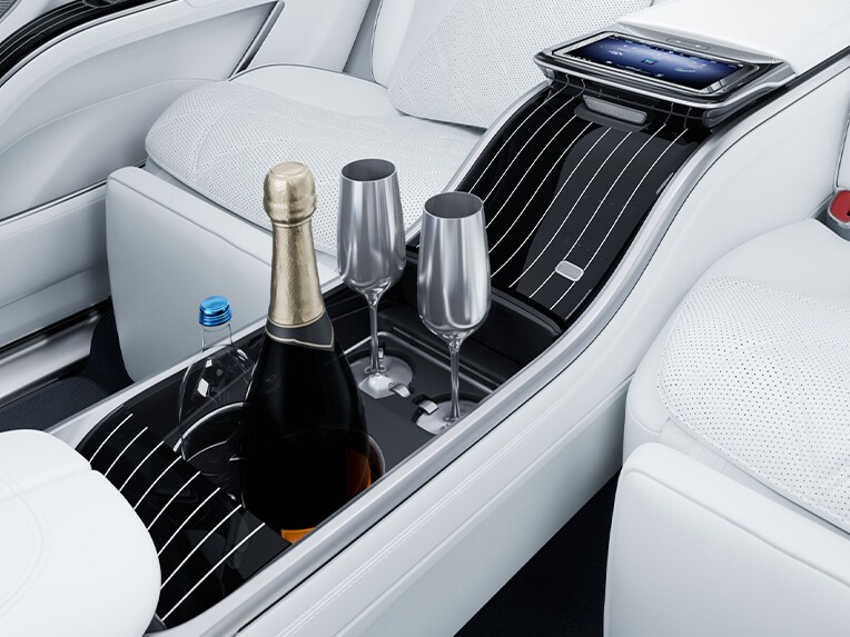 Koelvak met champagneflûtes in het interieur van de luxueuze Mercedes-Maybach EQS SUV.