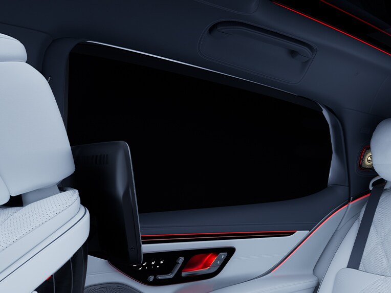 Achtercompartiment van de luxueuze Mercedes-Maybach EQS SUV.
