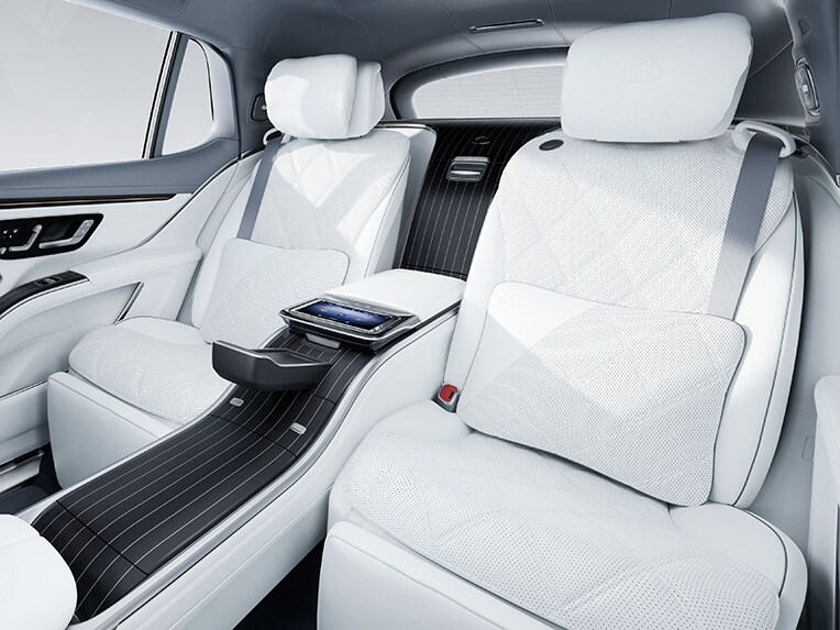 Multicontourstoelen in het interieur van de luxueuze Mercedes-Maybach EQS SUV.