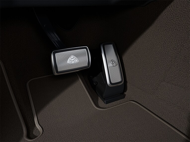 Maybach-pedalen in het interieur van de luxueuze Mercedes-Maybach EQS SUV.