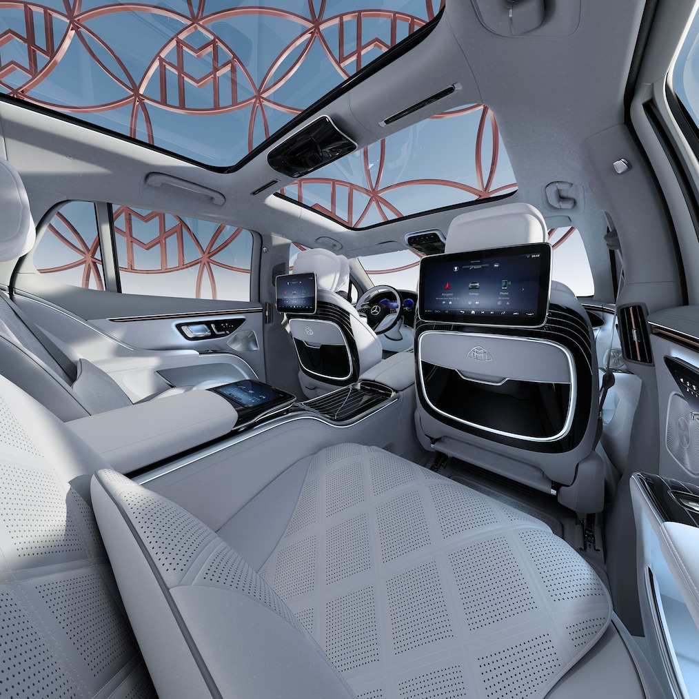 Zicht door het geopende portier aan passagierszijde op het ruime en comfortabele achtercompartiment.