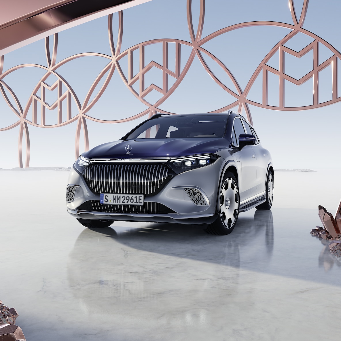 De Mercedes-Maybach EQS SUV in Maybach tweekleurenlak gezien vanaf de voorzijde.