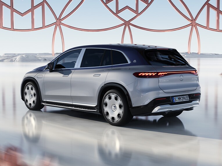 Schuin achteraanzicht van de Mercedes-Maybach EQS SUV.