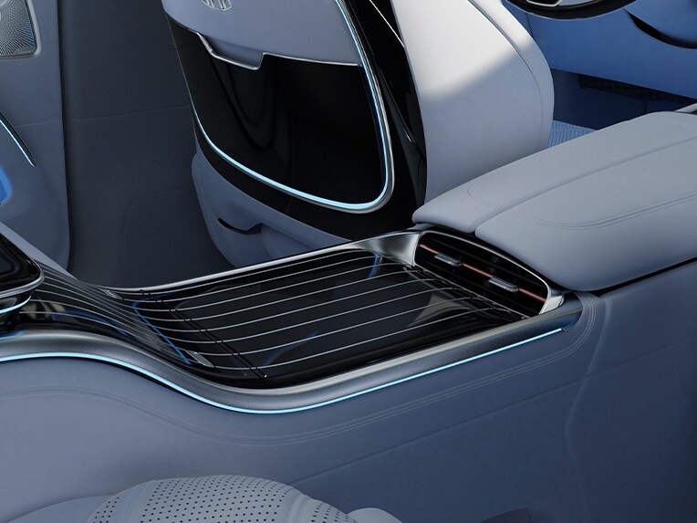 Sierdelen van duurzaam hout in het interieur van de luxueuze Mercedes-Maybach EQS SUV.