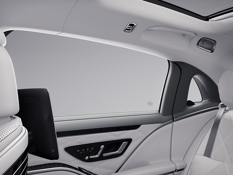 Comfortportieren achter van de Mercedes-Maybach S-Klasse.