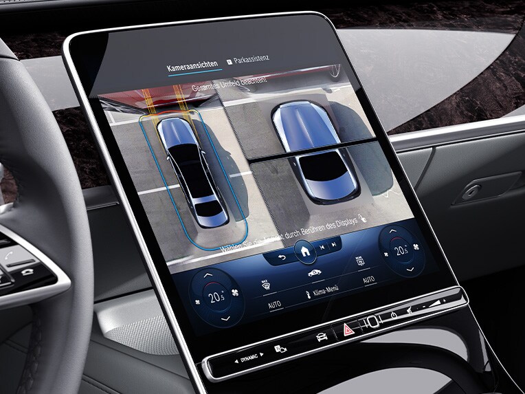 Centraal display in de Mercedes-Maybach S-Klasse met parkeerpakket met remote-parkeerfuncties.