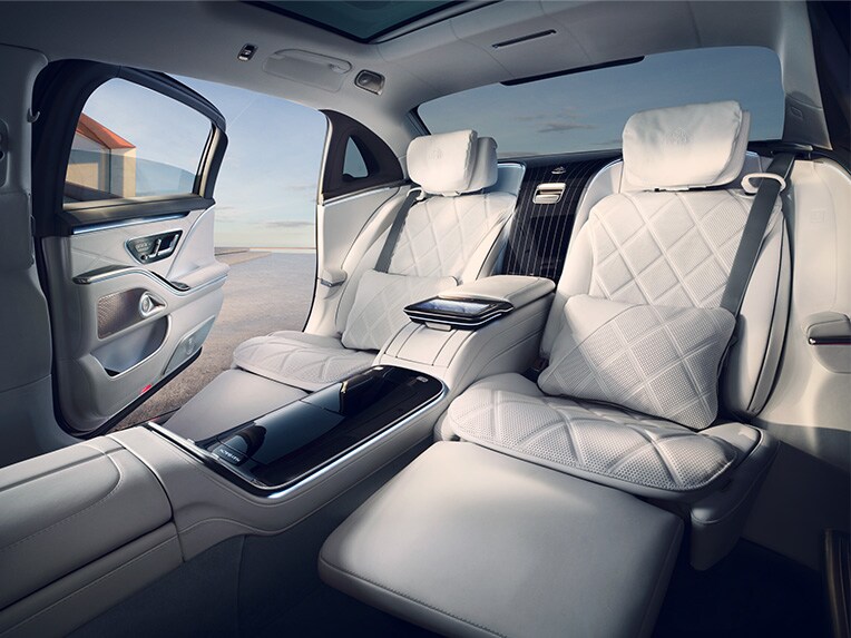 Achtercompartiment van de Mercedes-Maybach S-Klasse met doorlopende businessmiddenconsole.