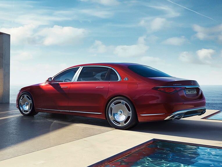 Zijaanzicht van de Mercedes-Maybach S-Klasse plug-in hybrid.
