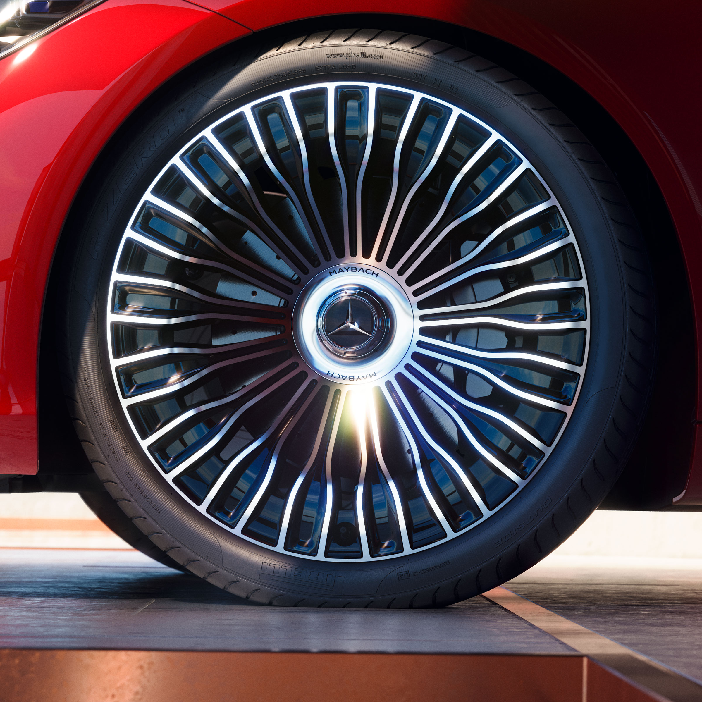 Gedetailleerd zijaanzicht van een exclusieve Maybach-velg.
