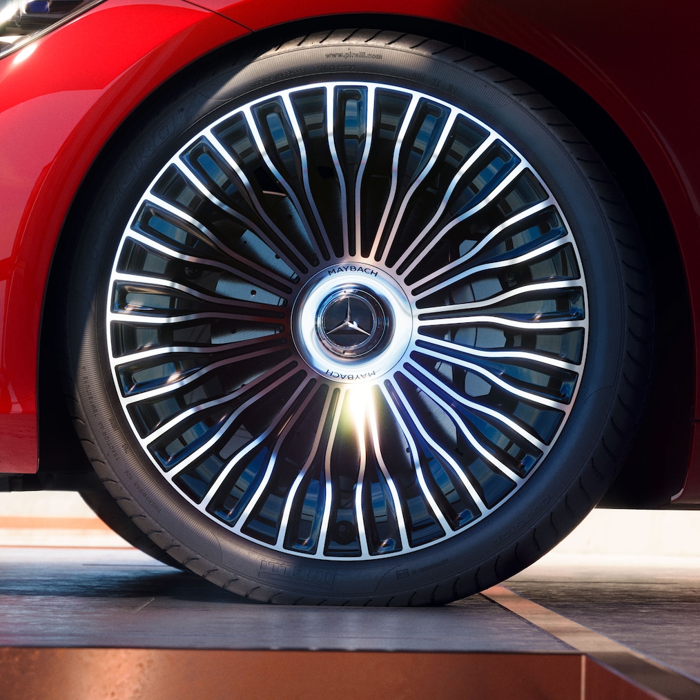 Gedetailleerd zijaanzicht van een exclusieve Maybach-velg.