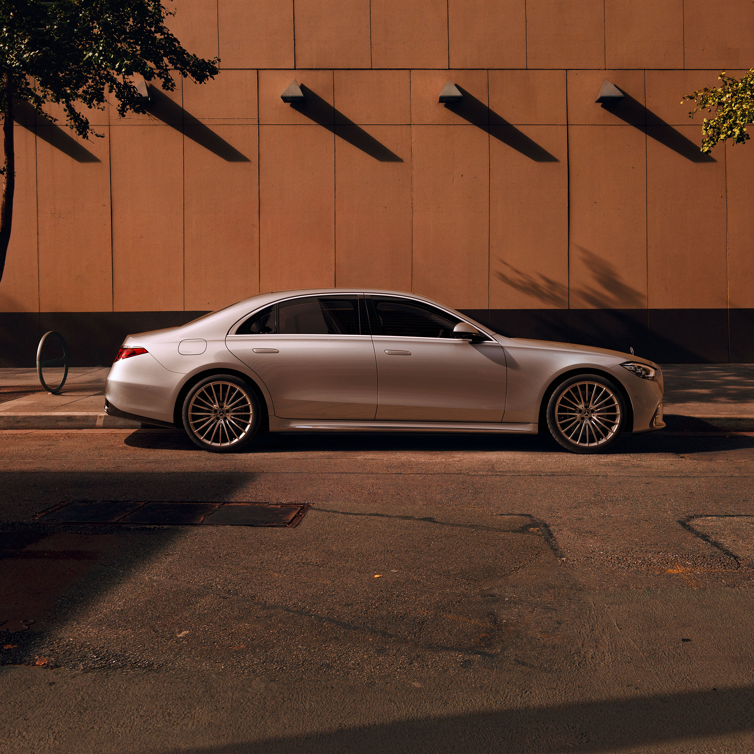 Zijaanzicht van de Mercedes-Benz S-Klasse Limousine verlengde versie.