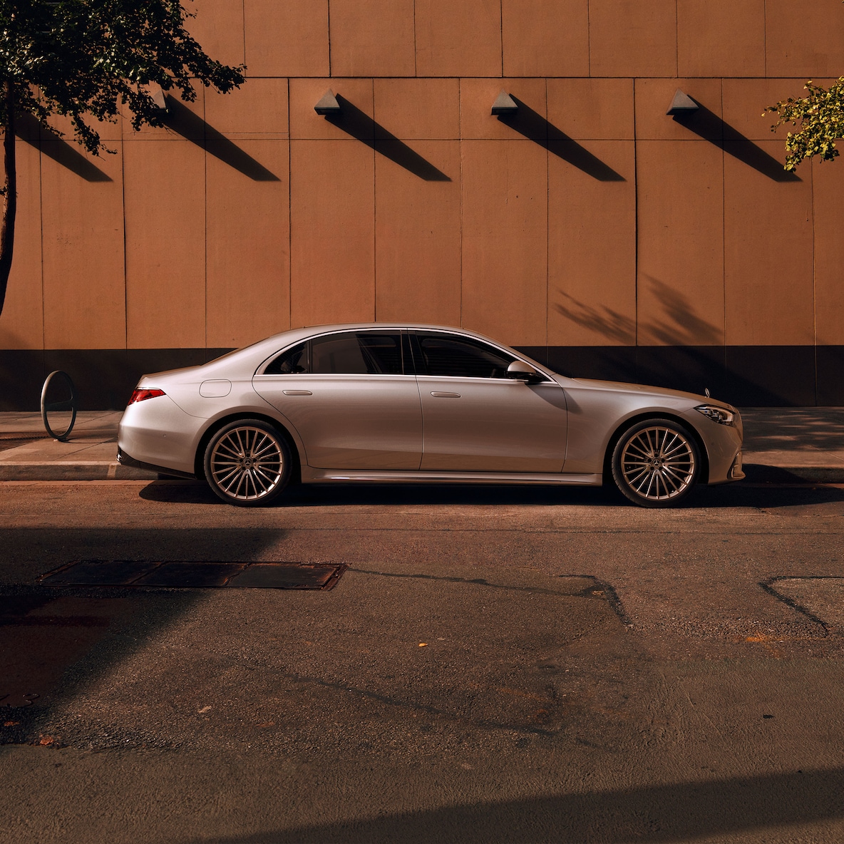 Zijaanzicht van de Mercedes-Benz S-Klasse Limousine verlengde versie.