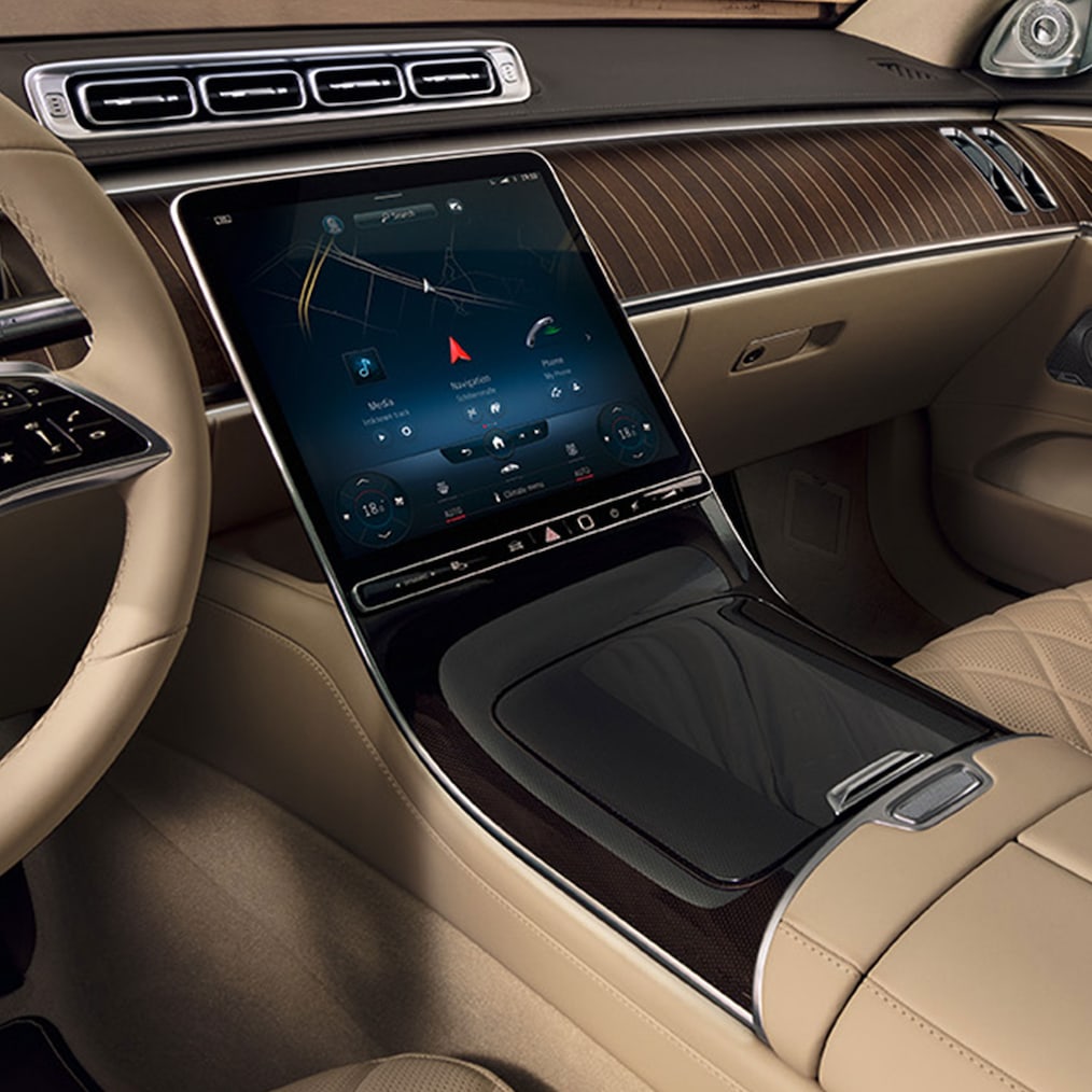 Het 32,5 cm (12,8 inch) centraal oled-display in de Mercedes-Benz S-Klasse Limousine verlengde versie.
