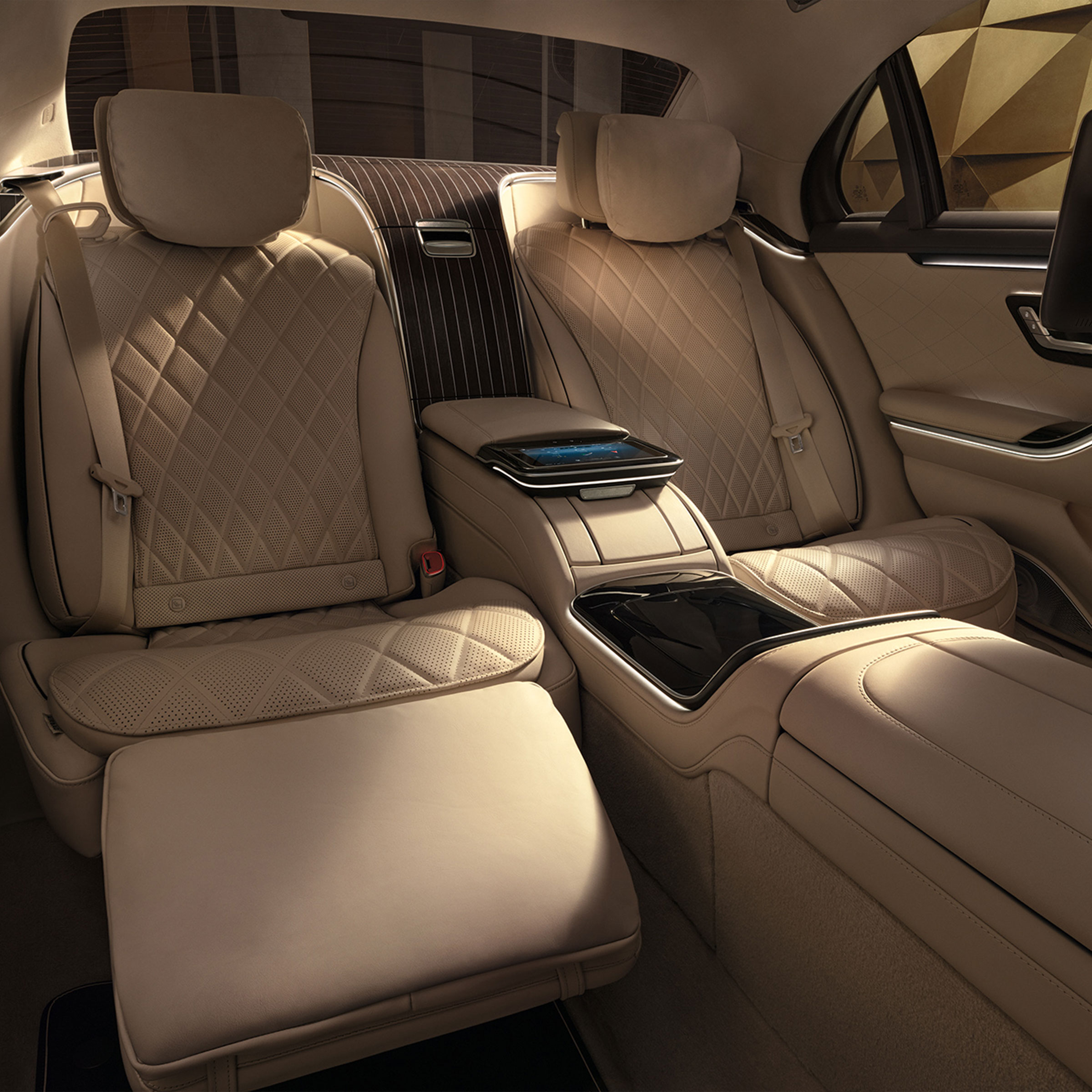 Het First-Class achtercompartiment met MBUX tablet achter in de Mercedes-Benz S-Klasse Limousine verlengde versie.