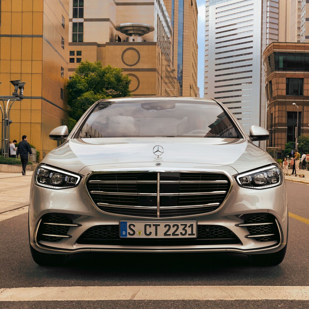 De rechtopstaande Mercedes ster op de klassieke grille van de Mercedes-Benz S-Klasse Limousine verlengde versie.
