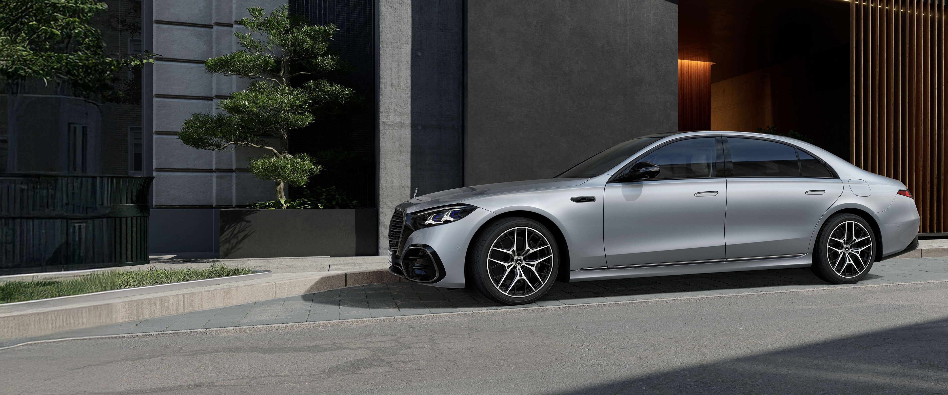 De nieuwe Mercedes-Benz S-Klasse Limousine verlengde versie in een close-up zijaanzicht.