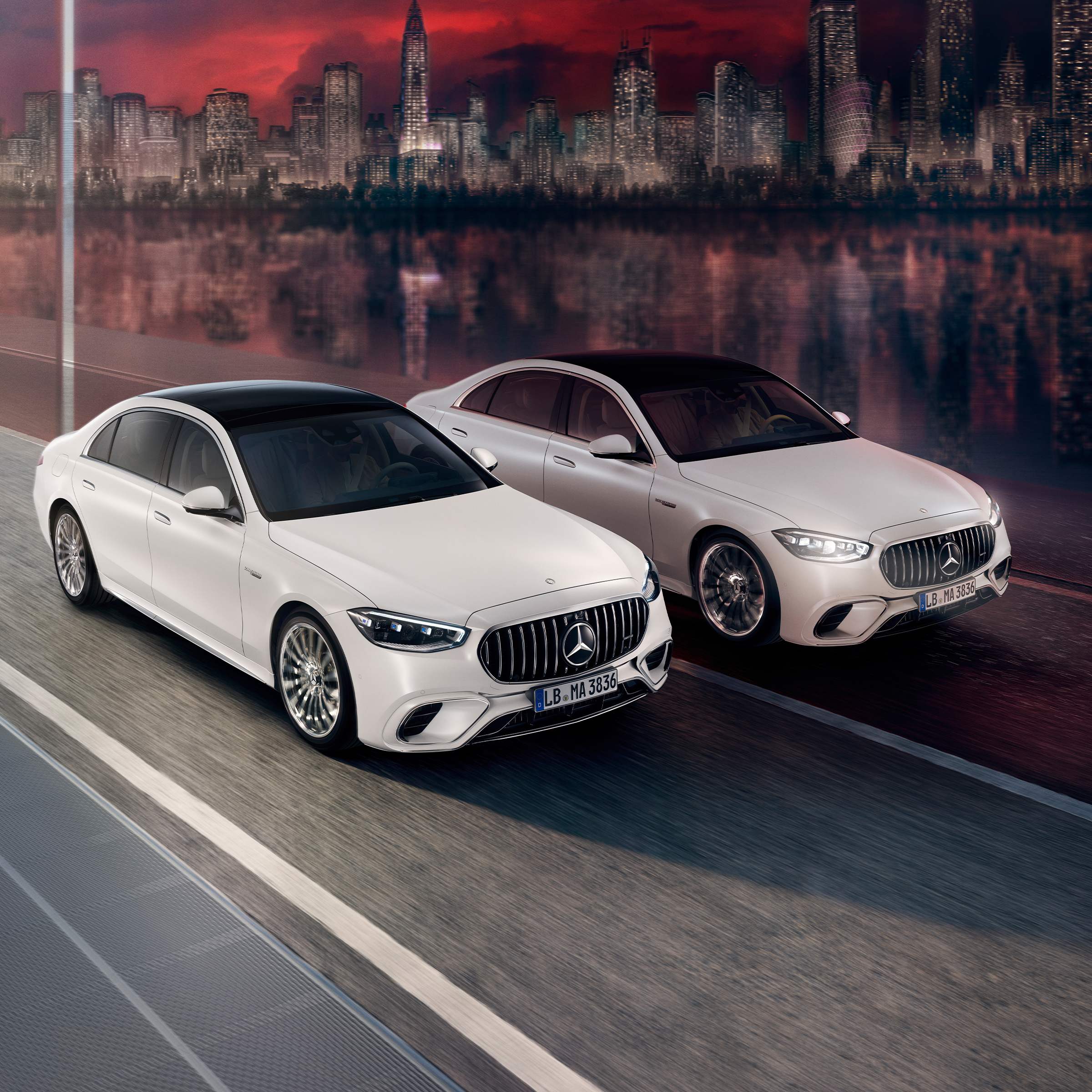 Nog een dynamic aanzicht van de Mercedes-AMG S 63 E PERFORMANCE (rijdend shot).