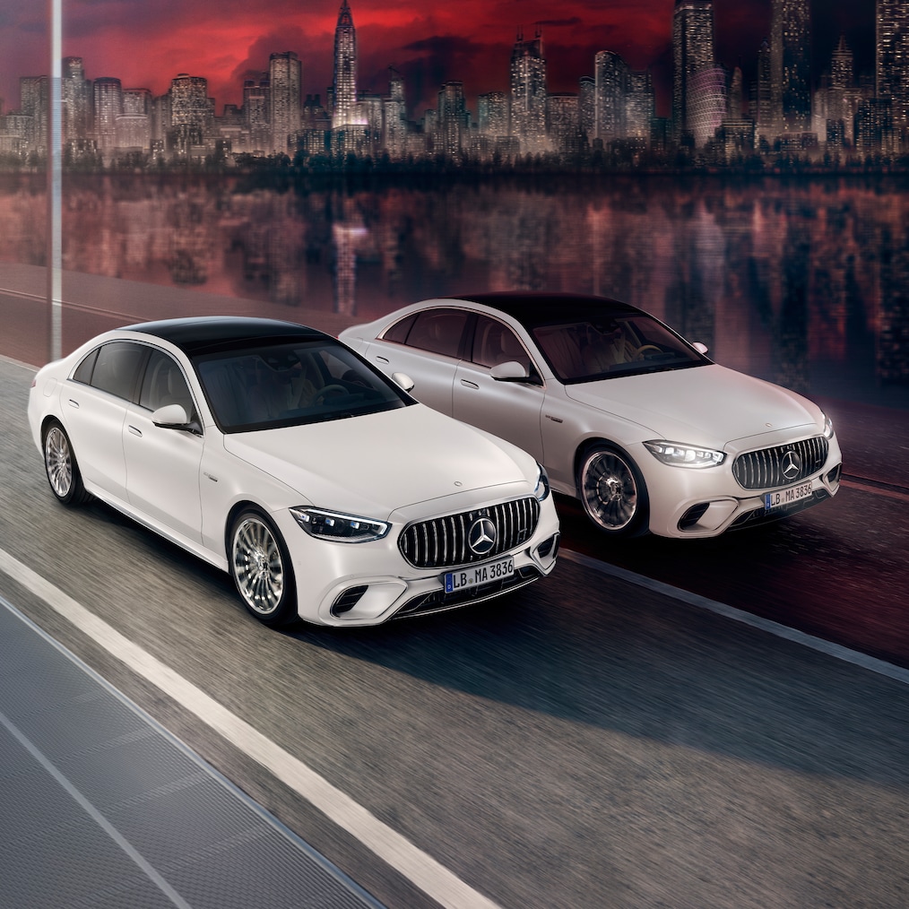 Nog een dynamic aanzicht van de Mercedes-AMG S 63 E PERFORMANCE (rijdend shot).