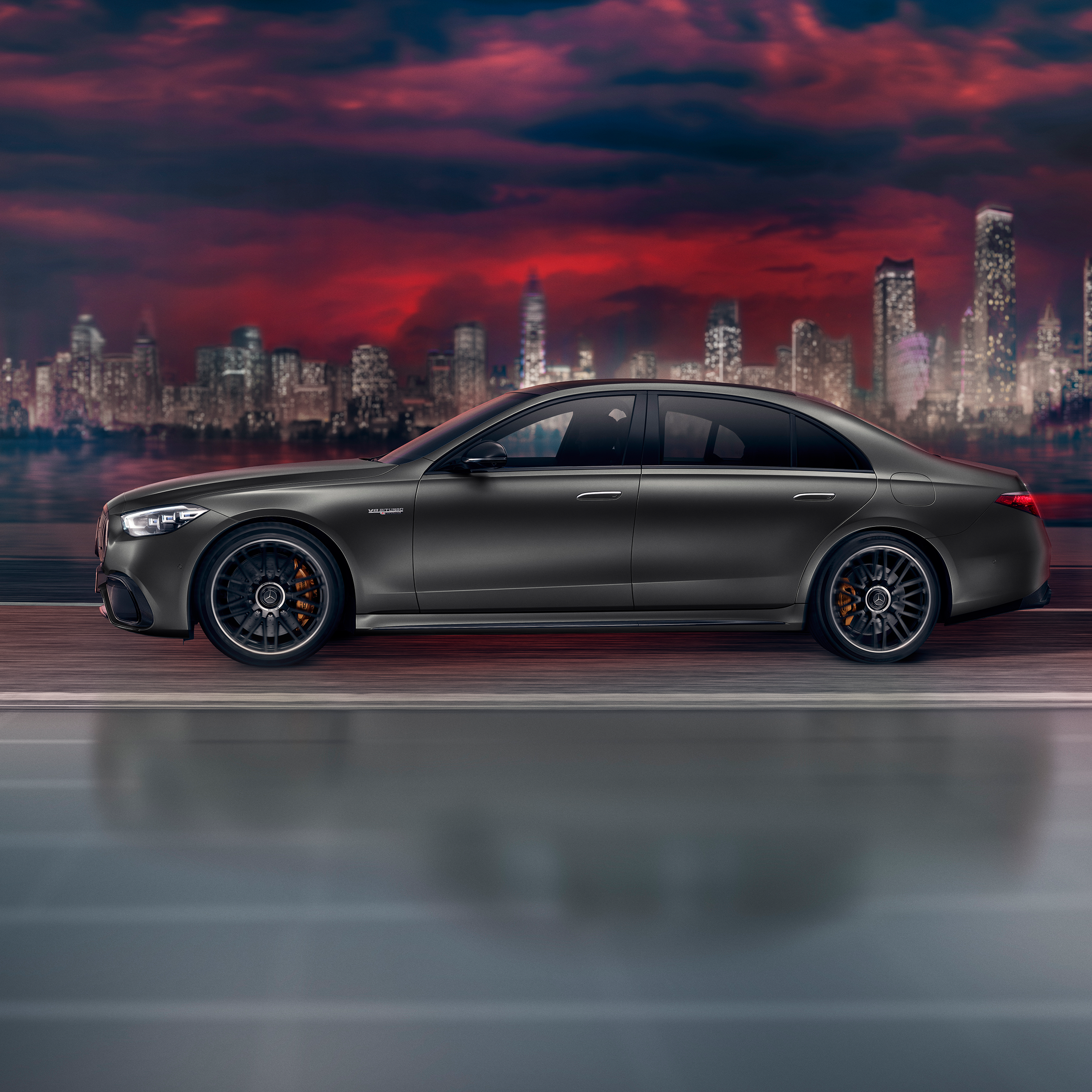Zijaanzicht van de Mercedes-AMG S 63 E PERFORMANCE Limousine.