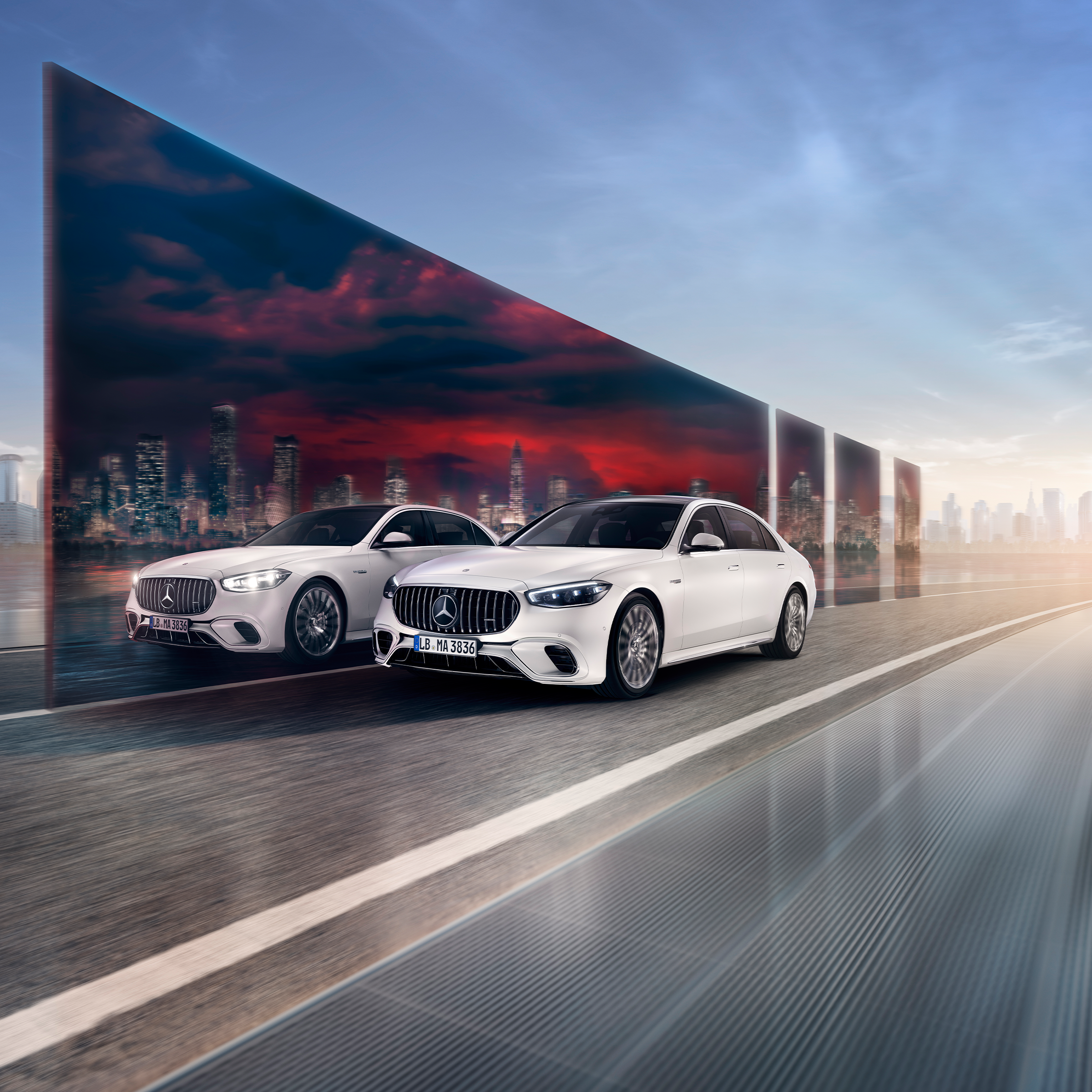Dynamic aanzicht van de Mercedes-AMG S 63 E PERFORMANCE (rijdend shot).