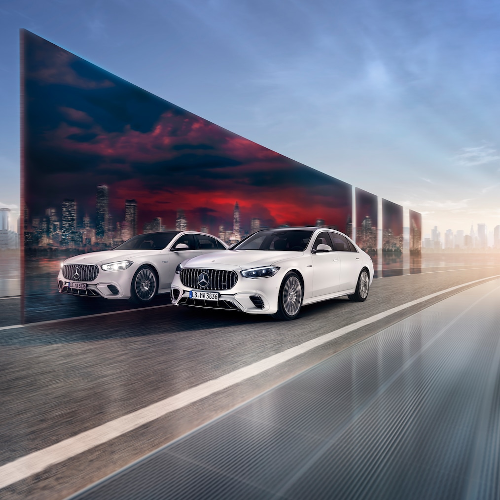 Dynamic aanzicht van de Mercedes-AMG S 63 E PERFORMANCE (rijdend shot).