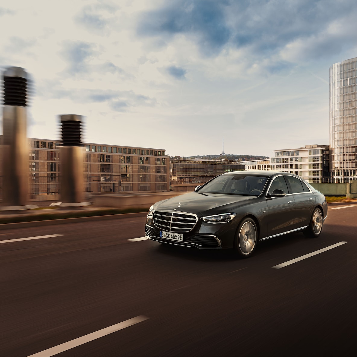 Zijaanzicht van de Mercedes-Benz S-Klasse Limousine.