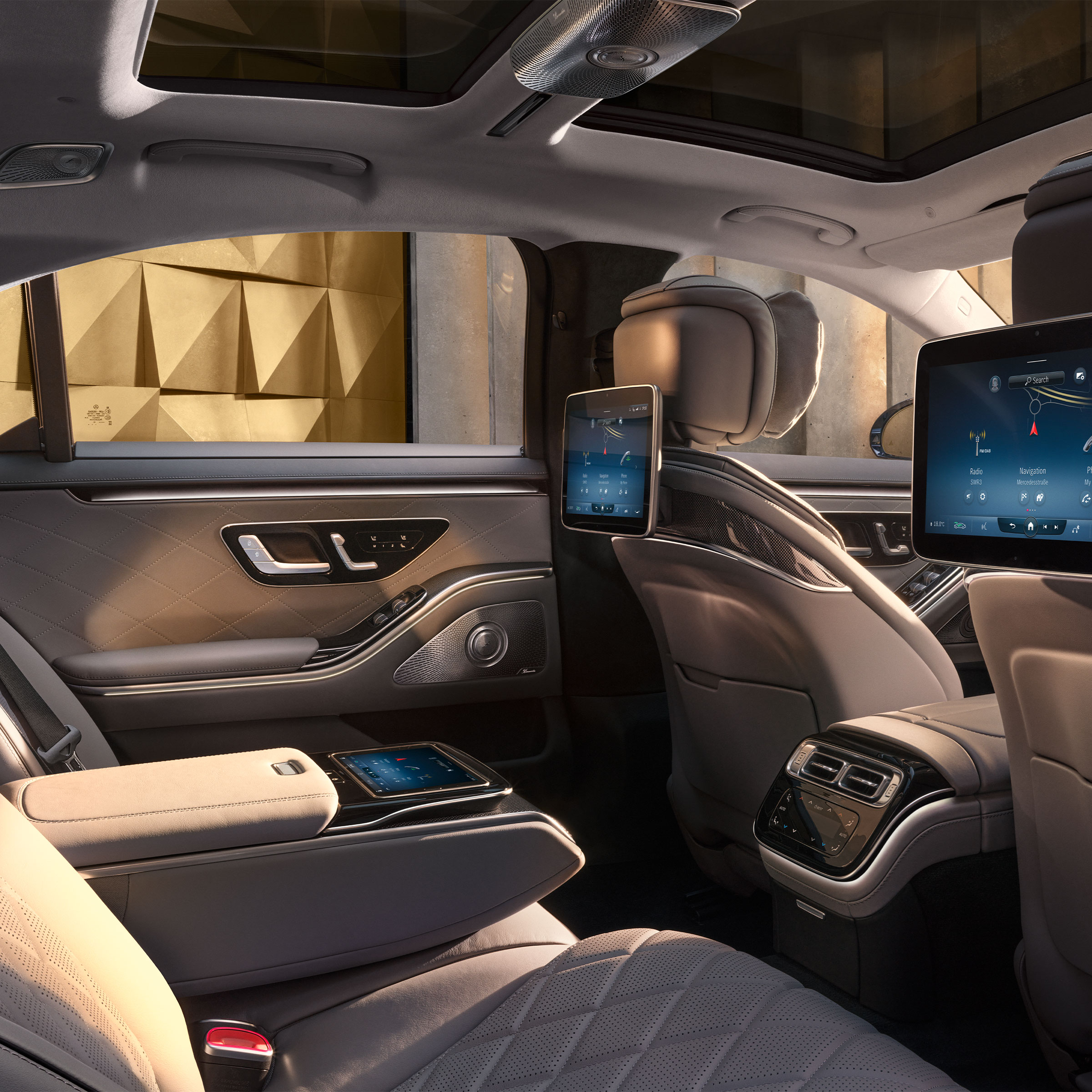 Achtercompartiment van de Mercedes-Benz S-Klasse Limousine met doorlopende businessmiddenconsole.