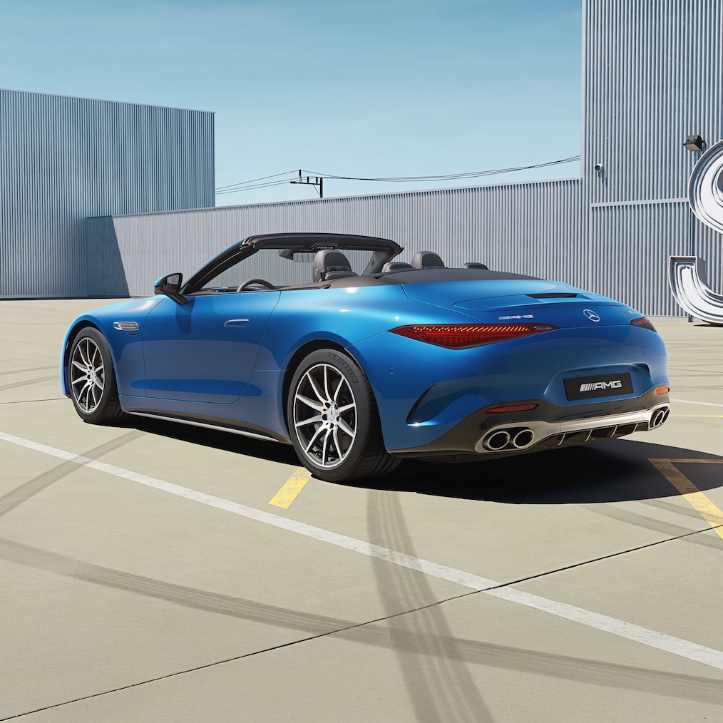 Mercedes-AMG SL Roadster met cabriokap naar beneden, van bovenaf gezien.
