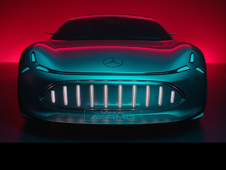 Detailopname van een Mercedes-AMG logo.