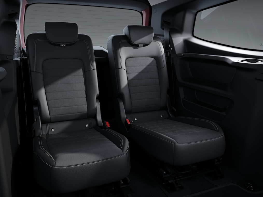 De afbeelding toont de zwarte afzonderlijke achterzitplaatsen in de derde rij zitplaatsen van de Mercedes-Benz EQT.