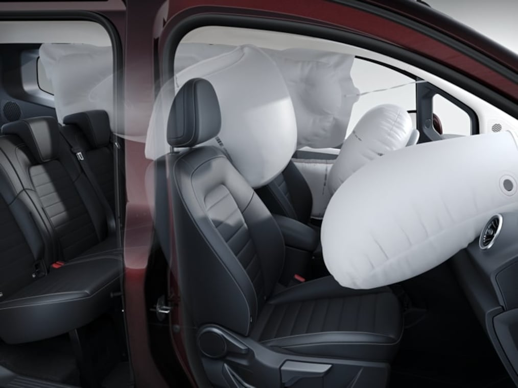 De afbeelding toont een illustratie van de airbags in de Mercedes-Benz EQT.