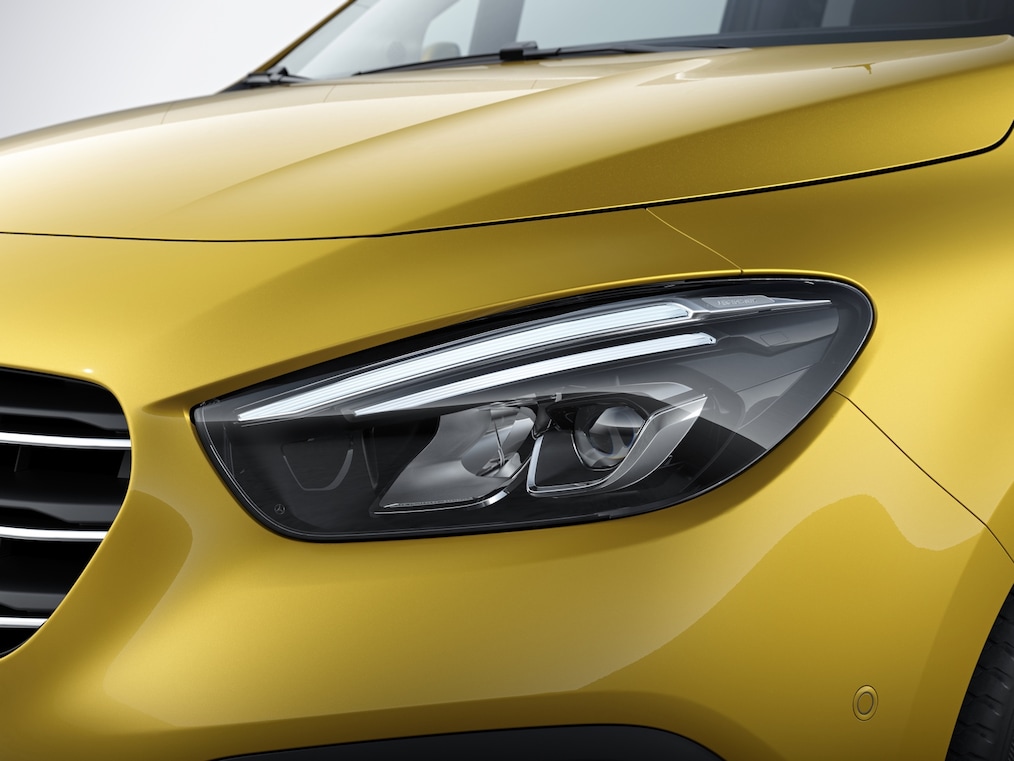 De afbeelding toont een close-up van de LED High Performance-koplampen.