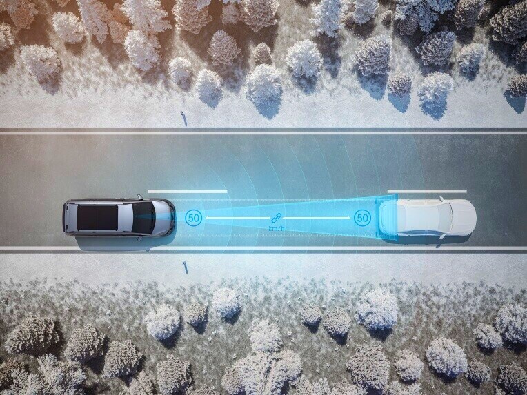 De op radar gebaseerde actieve afstandsassistent DISTRONIC houdt automatisch een vaste afstand aan ten opzichte van voorliggers.