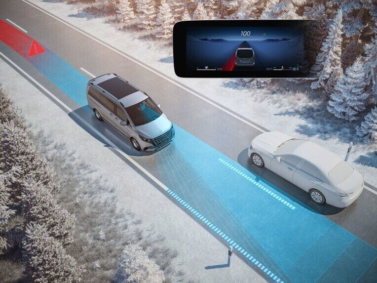 De actieve spoorassistent bewaakt het gebied voor het voertuig en kan tegengaan dat je de rijstrook onbedoeld verlaat.