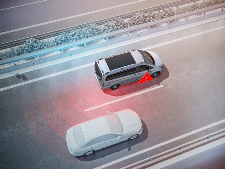 De dodehoekassistent met Rear Cross Traffic Alert kan helpen ongevallen bij het wisselen van rijstrook en achteruitrijden te voorkomen.